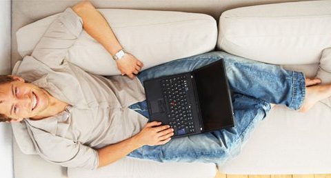 35 años, buen nivel de idiomas y usuario de las redes sociales
