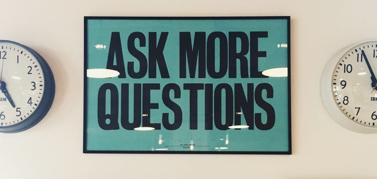 Imagen con dos relojes y un cartel que indica: haz más preguntas. Horarios laborales
