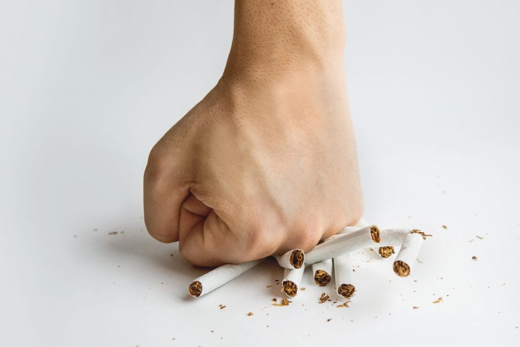 Aprende a implementar un plan para que tus trabajadores dejen el tabaco