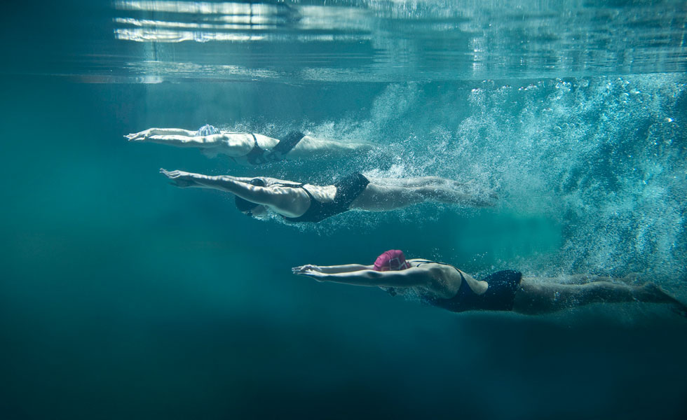 Nadadores en un entrenamiento propio de deportista profesional