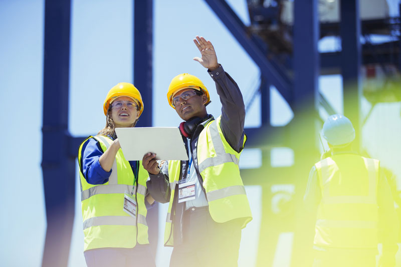 Trabajadores comprobando la prevención de riesgos laborales