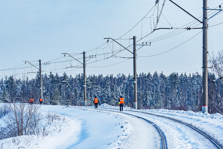 Empleados de mantenimiento ferroviario enfrentándose a temperaturas extremas en invierno en el trabajo