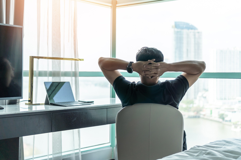 Empleado contento por aumentar los días de vacaciones