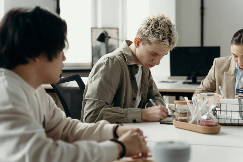 Trabajadores revisando en qué consiste la concatenación de contratos