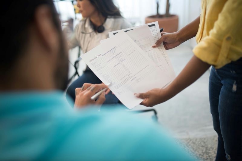 Trabajadores revisando la mejor manera de calcular la paga extra de verano