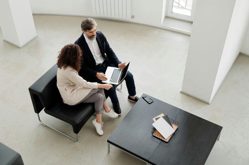 Directivos gestionando las estrategias de flexibilidad horaria en la empresa