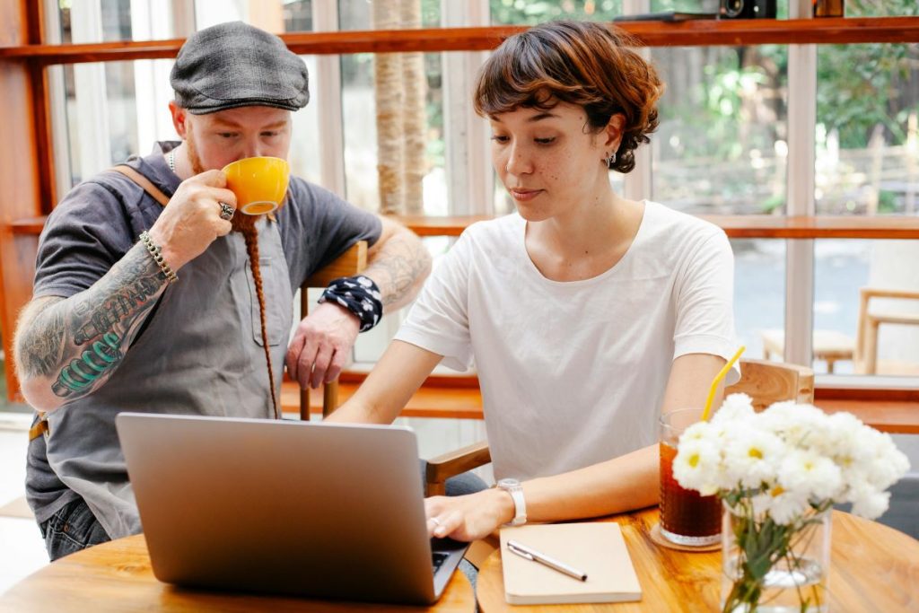 Emprendedores revisando cómo redactar la oferta de empleo perfecta