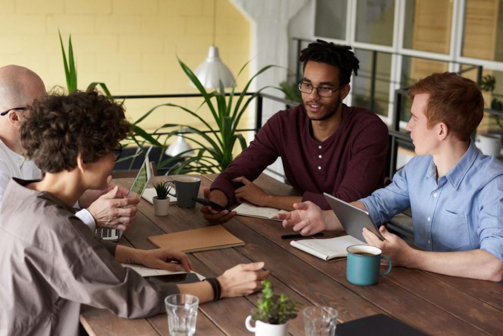 Equipo de recursos humanos conversando acerca de la evaluación por competencias