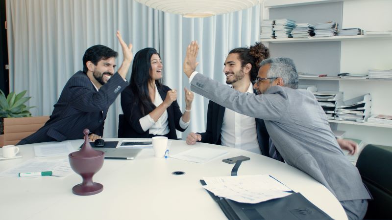 Equipo de trabajo alcanzando un acuerdo con respecto al programa de wellness laboral