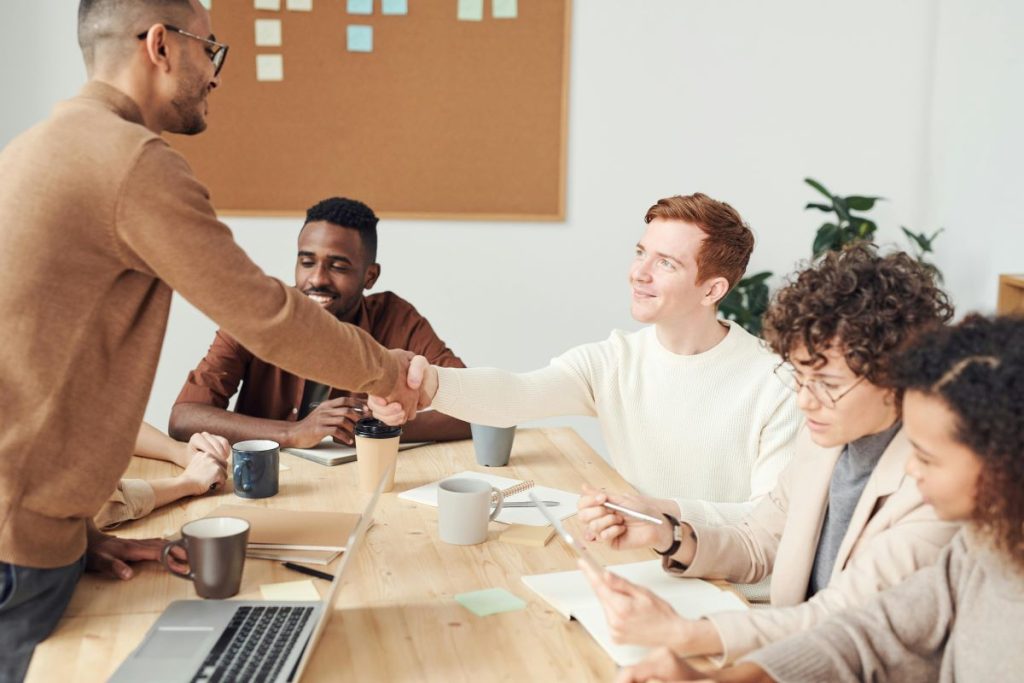 Equipo llevando a cabo la estrategia de onboarding con un nuevo empleado