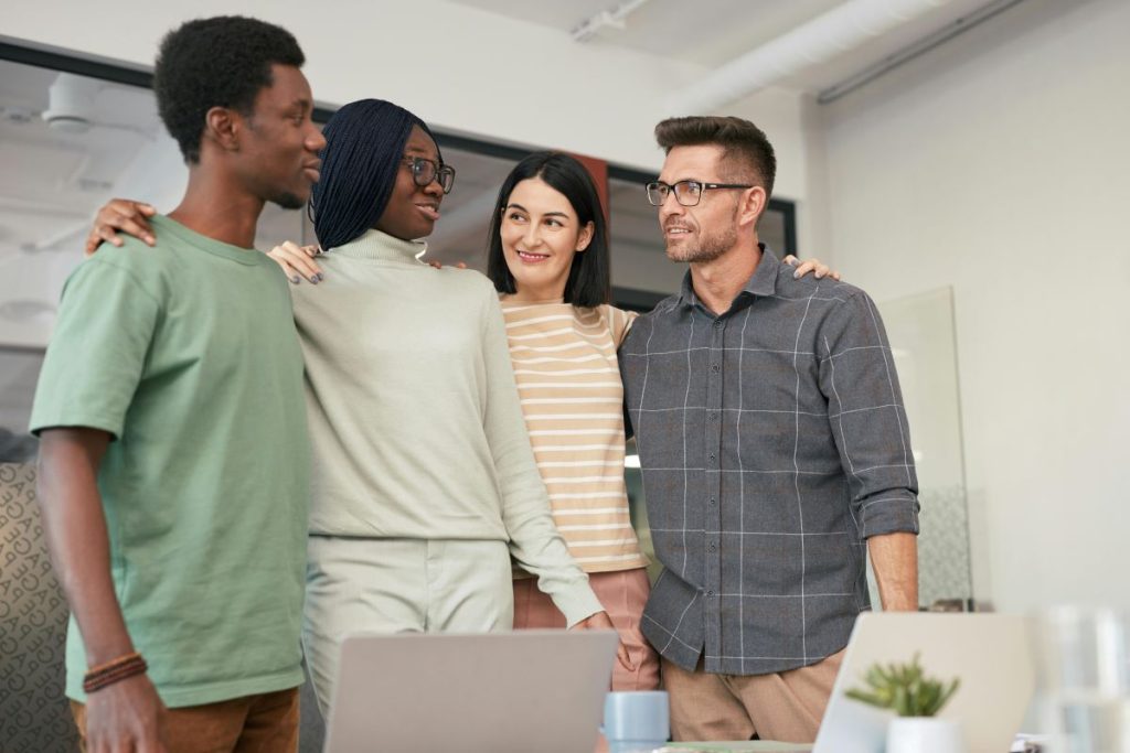 Equipo planeando su programa de wellness laboral con éxito