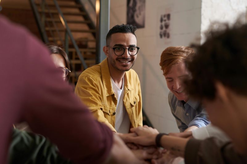 Equipo poniendo en práctica la estrategia de onboarding empresarial