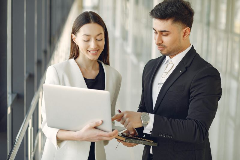 Personal de Recursos Humanos investigando en qué consiste una novación del contrato laboral