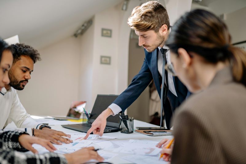 Personal de recursos humanos revisando la fluctuación laboral en su empresa