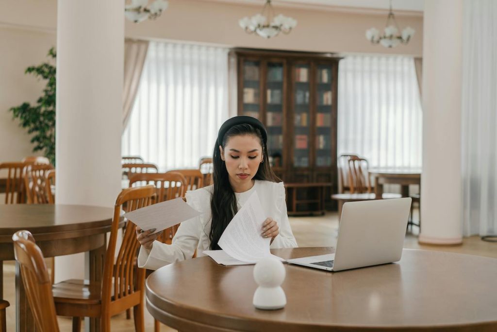 Profesional de RRHH viendo cómo gestionar el permiso individual de formación