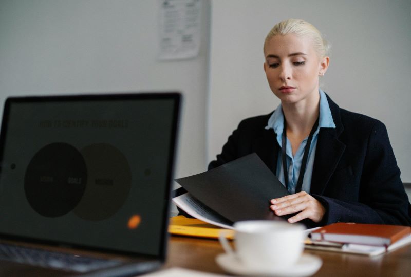 Trabajadora de RRHH analizando las cláusulas del contrato de confidencialidad