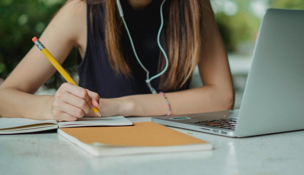 Trabajadora revisando cómo redactar una amonestación laboral