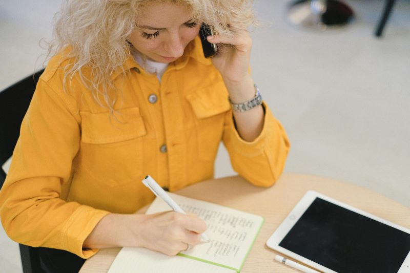 Empleada de RRHH informándose sobre cómo penalizar el absentismo laboral