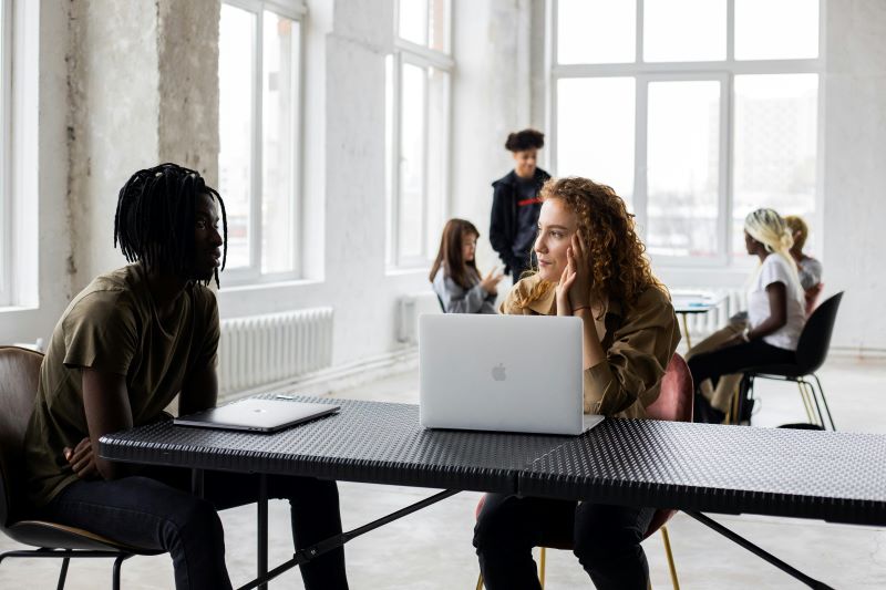 Empleados estableciendo factores para calcular el ROI de la formación