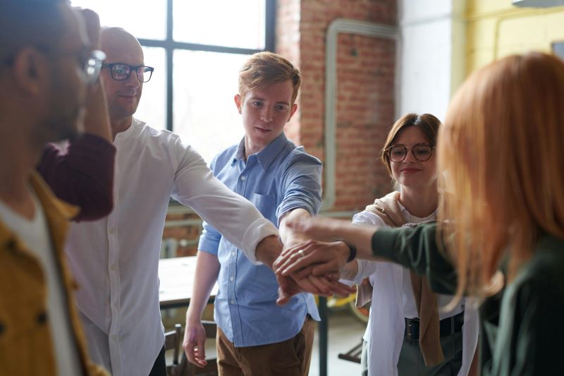 Equipo descubriendo las ventajas del employer branding en la generación z