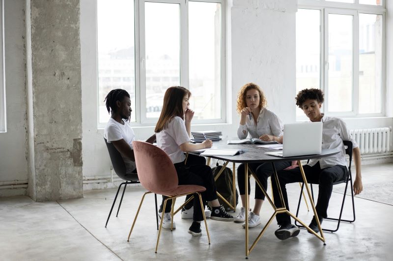 Equipo enfrentando un entorno de trabajo competitivo