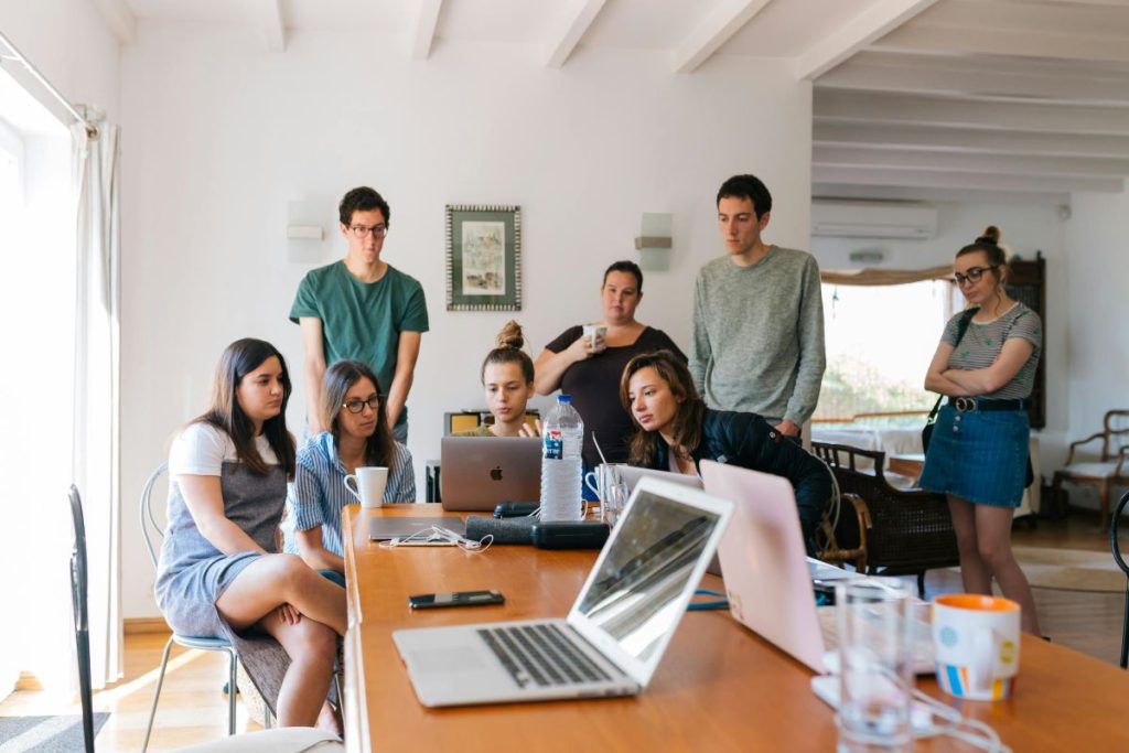 Equipo estudiando qué efectos produce un entorno de trabajo competitivo