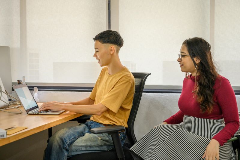 Jóvenes de la generación z investigando acerca del modo duende