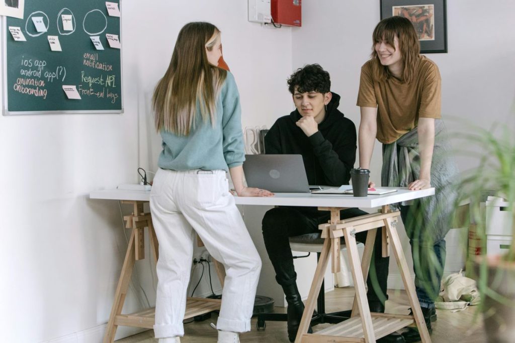 Jóvenes discutiendo las necesidades de employer branding en la generación z