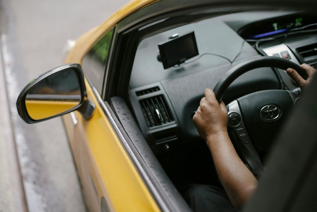 Trabajador conduciendo tras gestionar los vehículos de empresa