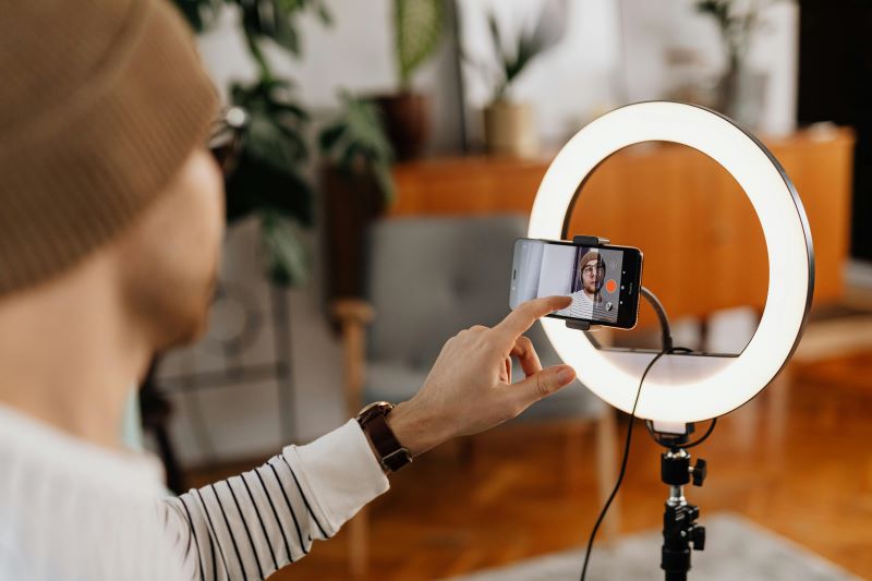 Candidato grabando su videocurrículum con un móvil