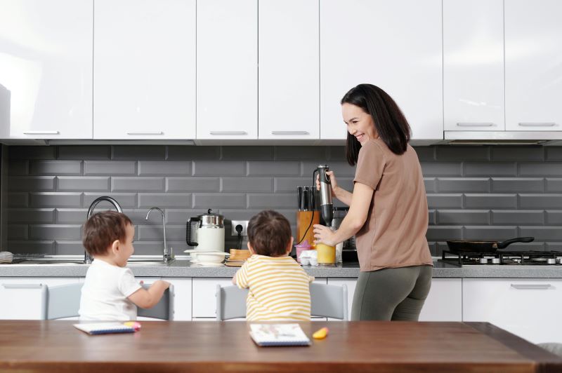 Empleada disfrutando la excedencia por cuidado de hijos