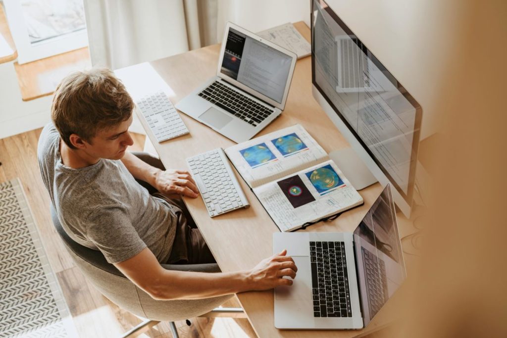 Empleado debatiendo las dificultades entre cultura de la empresa y teletrabajo