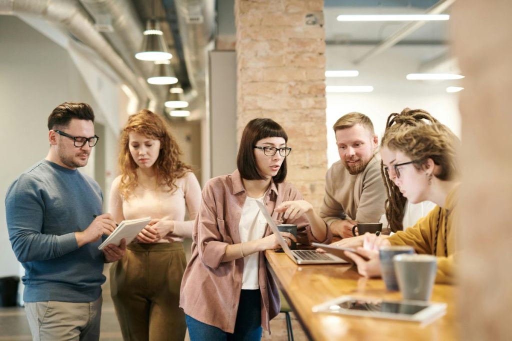 Empleados consultando para qué es necesario un certificado de empresa