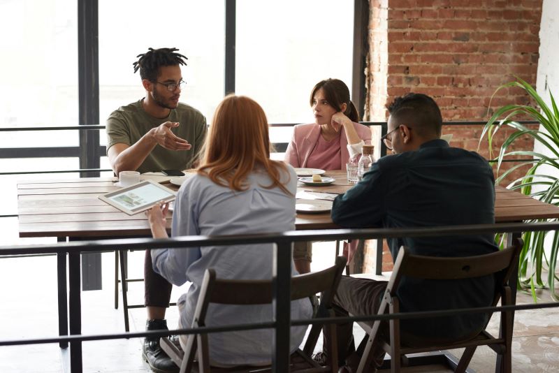 Equipo conversando acerca de cuáles son las principales soft skills para mejorar la productividad