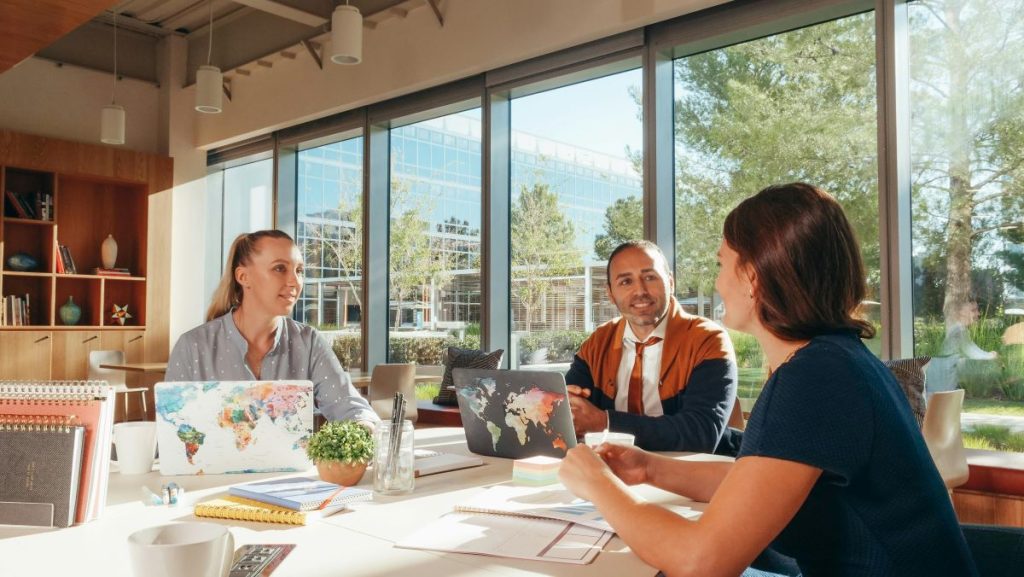 Equipo conversando acerca de la efectividad del brainstorming en las empresas