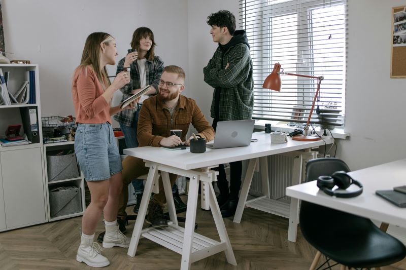 Jóvenes discutiendo la utilidad del brainstorming en las empresas