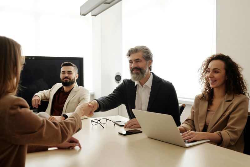 Reclutadores seleccionando candidatos en modalidad de reclutamiento masivo