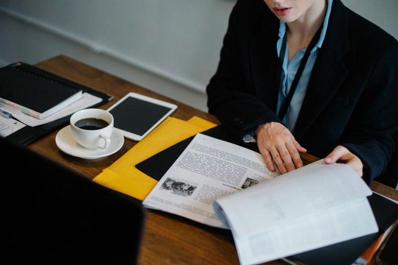 Trabajadora investigando acerca de qué son los ESOP