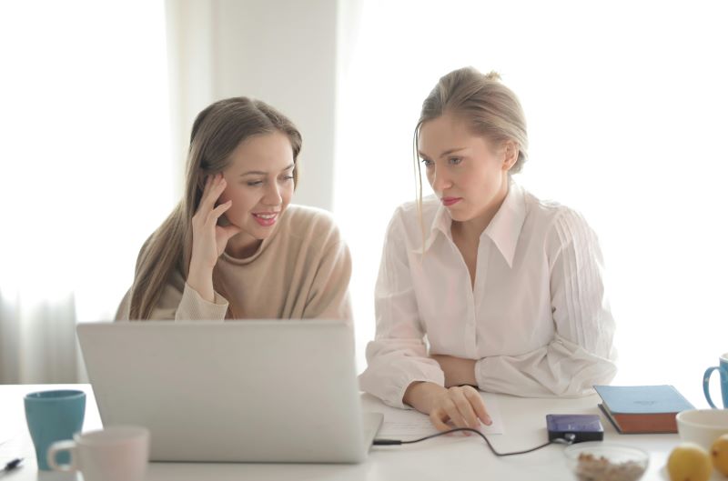 Trabajadoras averiguando en qué consiste la Ley Crea y Crece