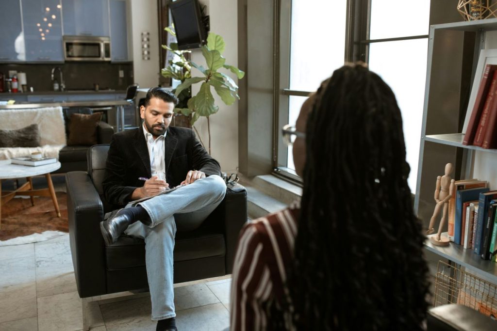 Reclutador midiendo la ética laboral de un candidato durante la entrevista