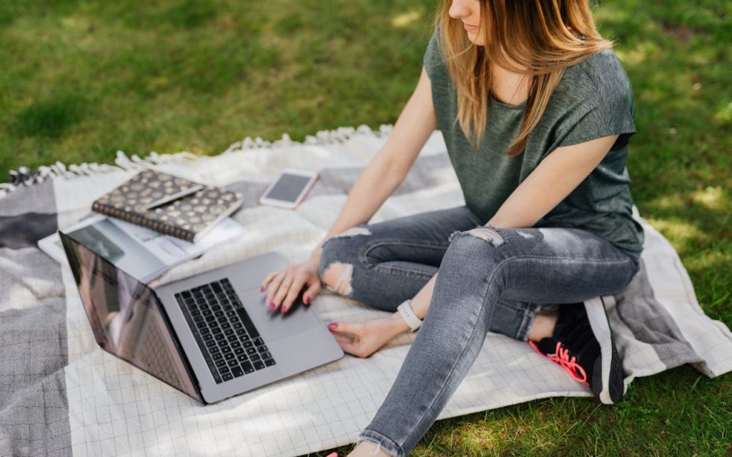 Joven de la Generación Z buscando empleo por Internet