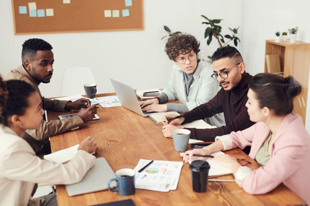 Equipo de Recursos Humanos estudiando el Modelo Mintzberg