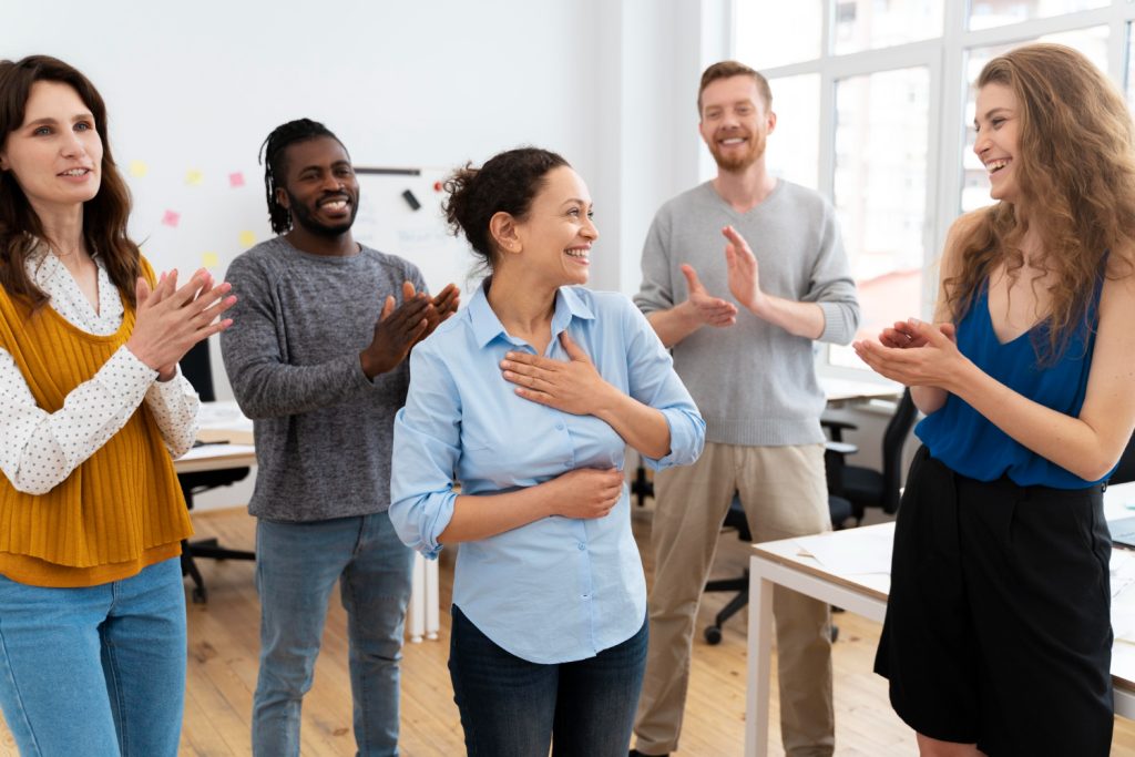 Equipo dialogando para descubrir talento interno
