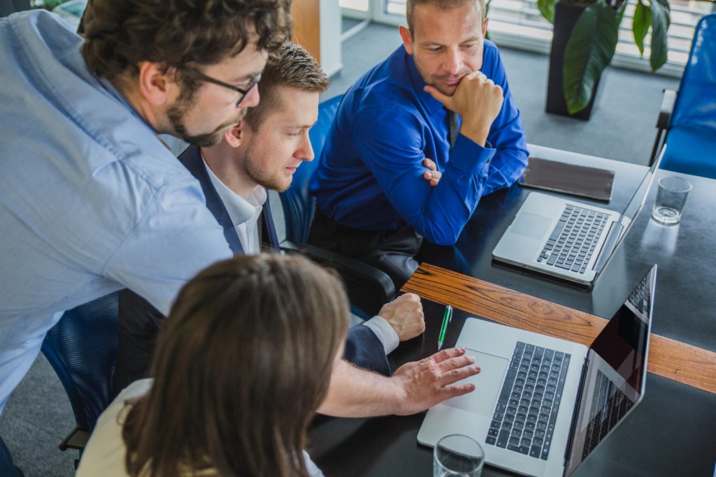 Responsable de RRHH formando a sus managers para liderar equipos híbridos