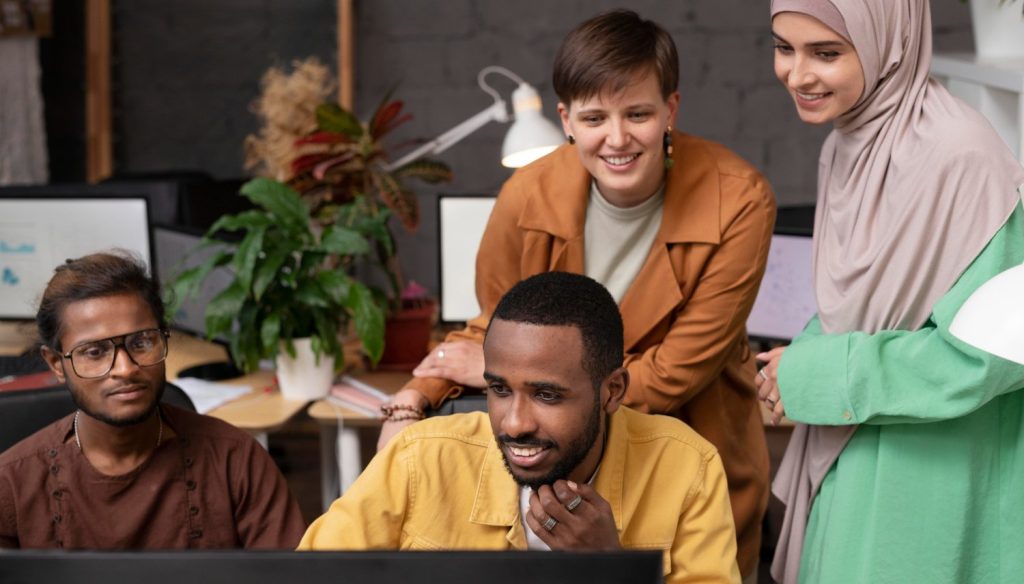 Equipo multicultural trabajando conjuntamente