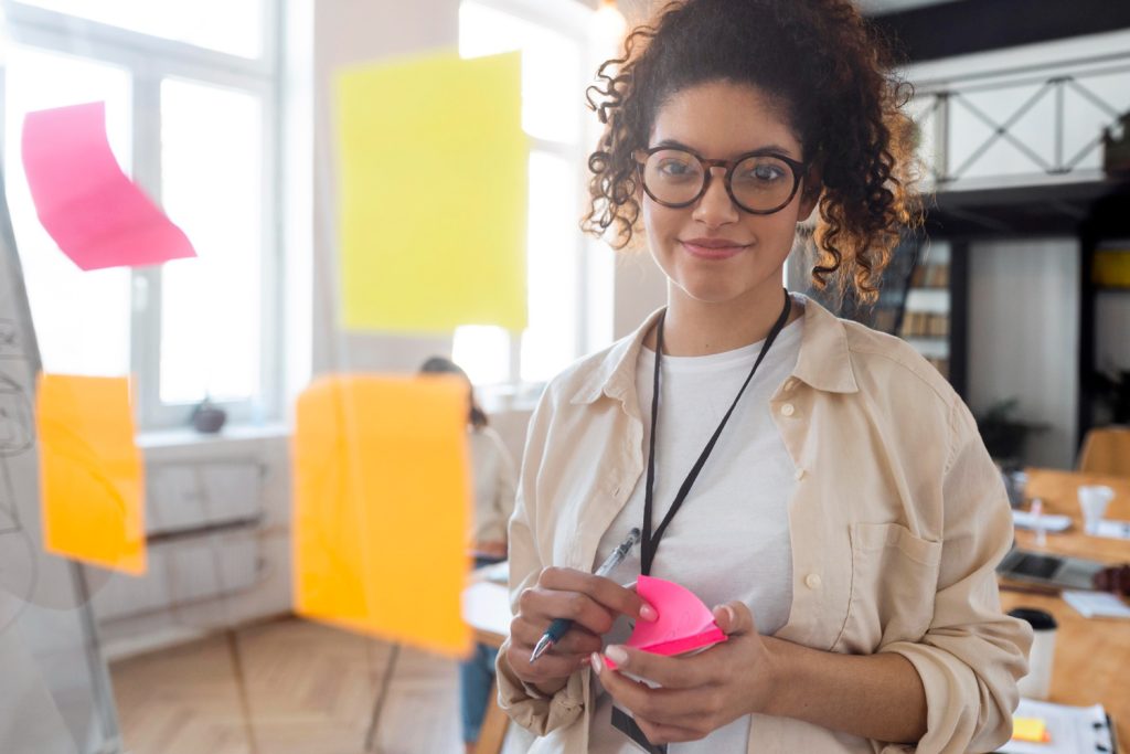 Profesional de RRHH apuntando los errores de employer branding que no debe cometer