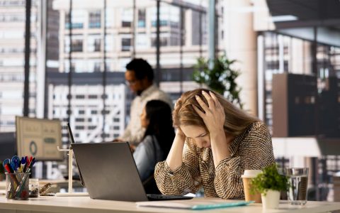 Cómo identificar señales de sobrecarga laboral y aislamiento en tu equipo